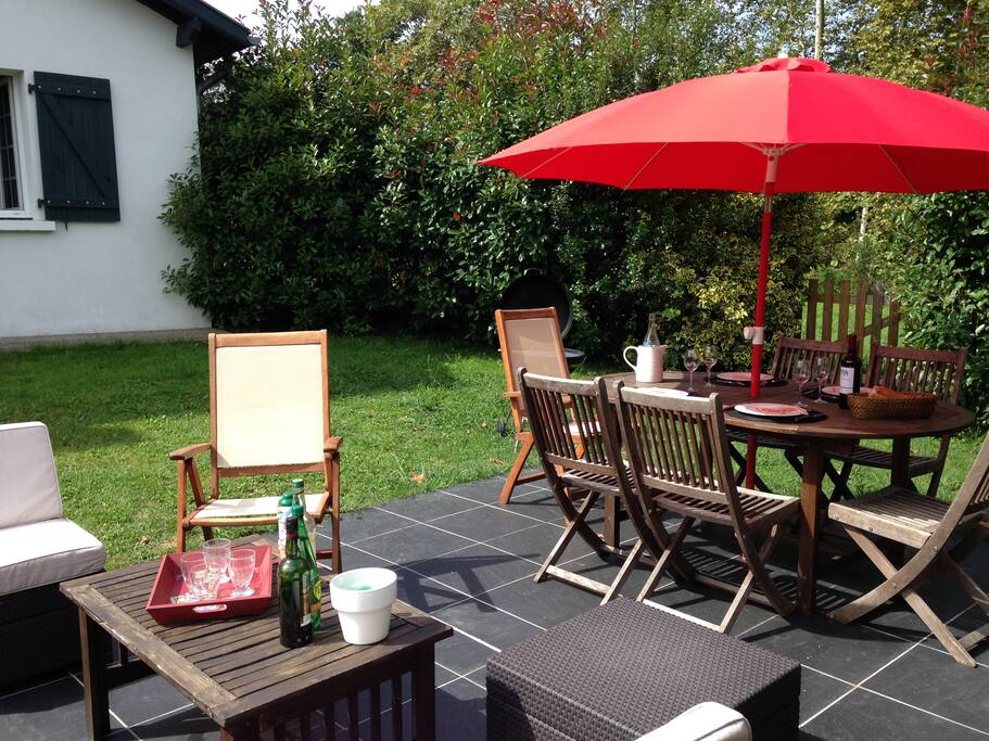Table de jardin avec barbecue