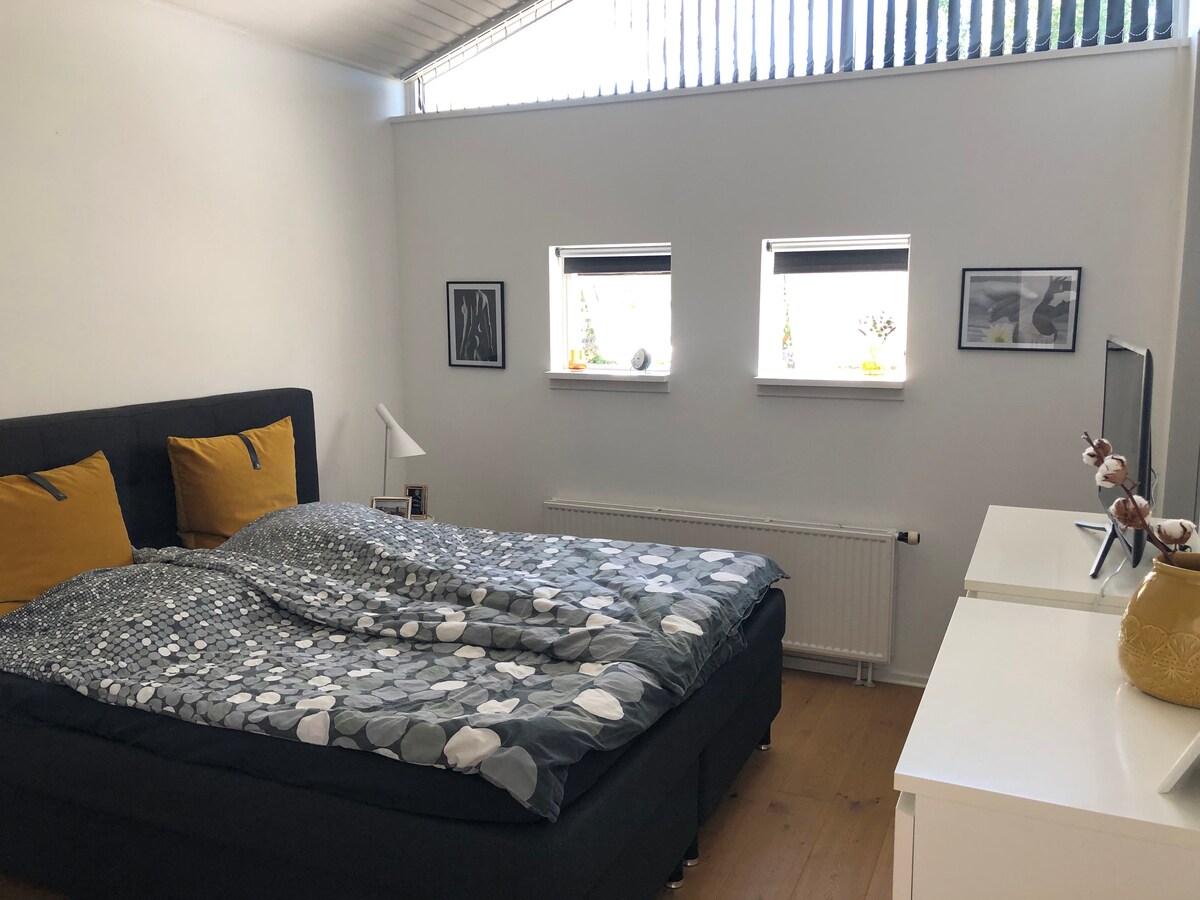 ห้องนอนใหญ่มีประตูไปยังสวน