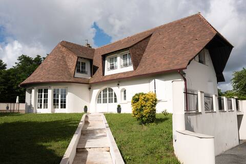 Large Villa with Pool near Bordeaux and Tram