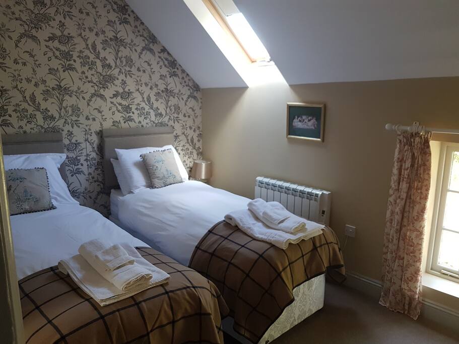 No.1 double or twin interchangeable bed with ensuite