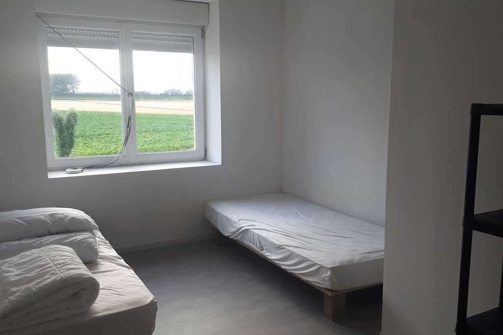 1ere chambre avec armoire les lits peuvent se rassembler pour former 1 lit 2 personnes