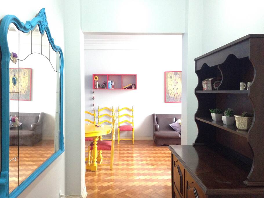 Apartamento espaçoso e lindamente decorado. // Spacious and beautifully decorated apartment.