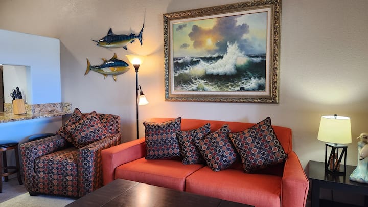 Ფართო მისაღები ოთახი ელეგანტური დეკორატიული ავეჯით.