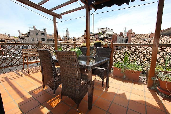 Very central ‘Casa sul Ponte’ with large terrace