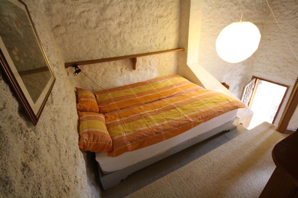 Bett auf dem Backofen, lit sur le four, bed on the oven