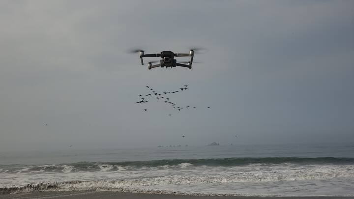 Drone sobrevolando el mar con espinel