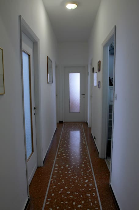 corridoio arrivando dalla porta d'ingresso - corridor entering from the entrance door