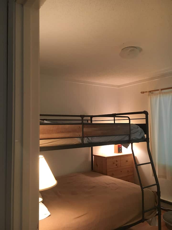 Segundo dormitorio. Cama queen en la parte inferior, cama completa en la parte superior.  