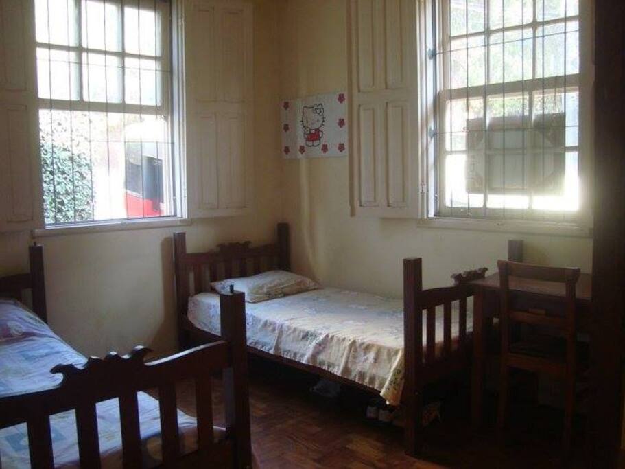 Quarto com duas camas de solteiro