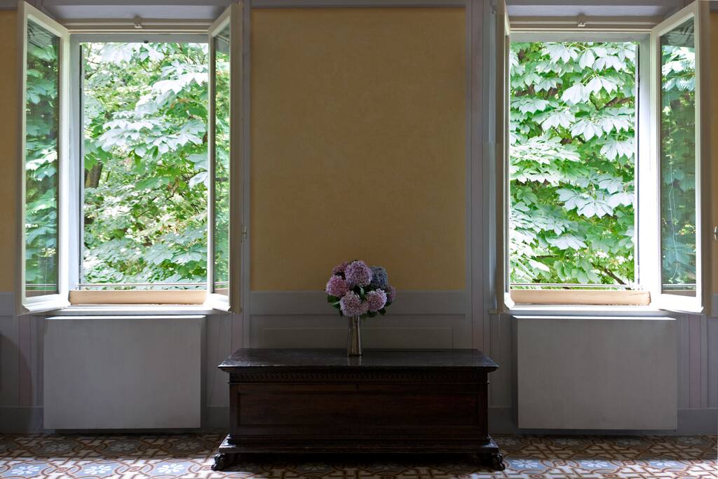living affacciato sui giardini di S.Paolo da dove si accede per visitare la Camera affrescata dal Correggio