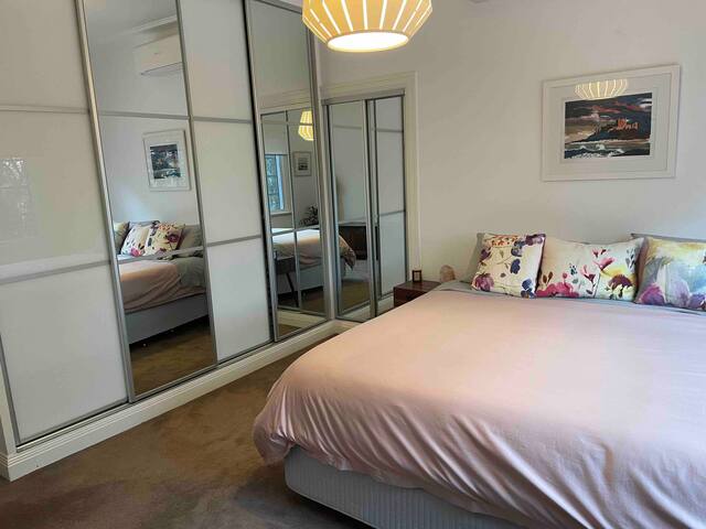 Cheerful 4-Bedroom family home with huge back yard gallery image 2