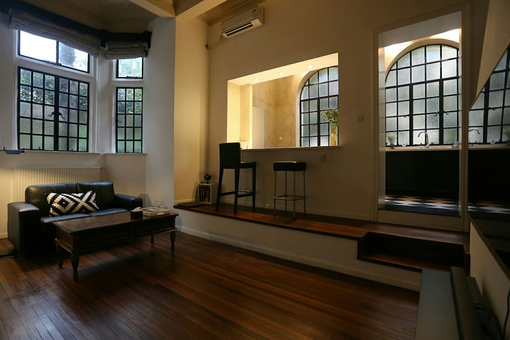 阳光充足的客厅
Living room with sunshine