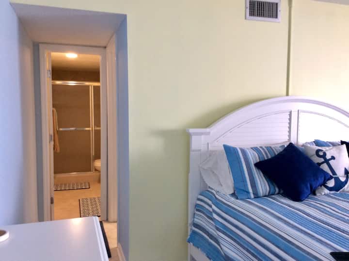 Овладейте банята и дрешника, оборудван с пералня и сушилня.  