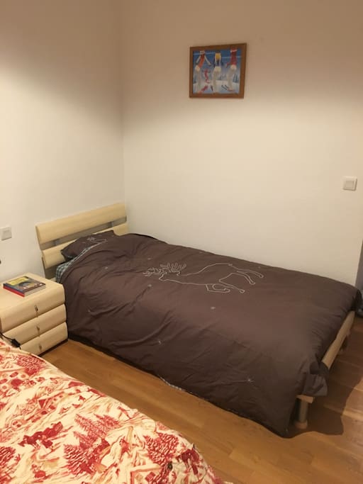 Lit simple de la chambre