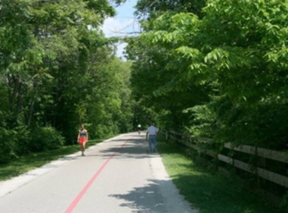 Just steps from the Monon Trail! Be close to some of the best restaurants, shops, and bars Indianapolis has to offer. Just a quick walk or bike ride away!