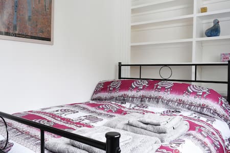 Gorgeous double bedroom in stunning Moseley home