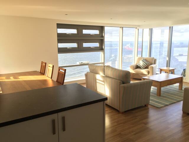 3 Bedroom Waterfront Apartment with Stunning Views gallery image 3