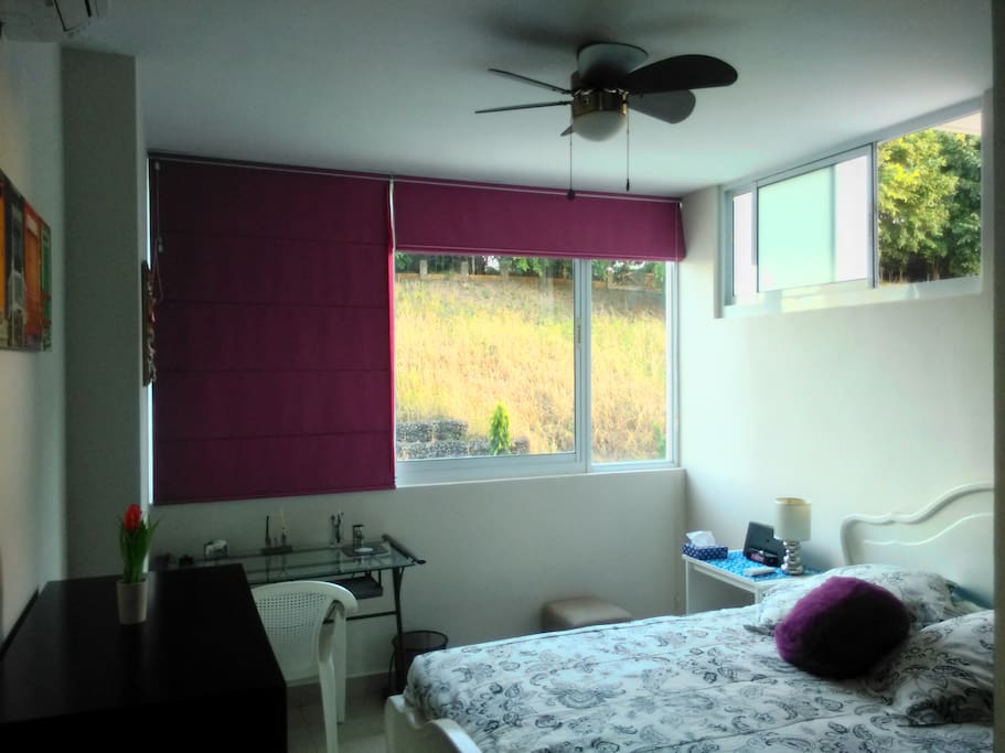 La habitación tiene iluminación y esta amoblada para tu confort. Tiene ropero, aire acondicionado y un pequeño escritorio.