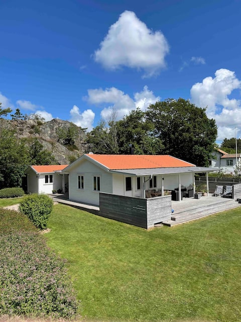 Nice house & Boathouse in cozy Mollösund, Tången.