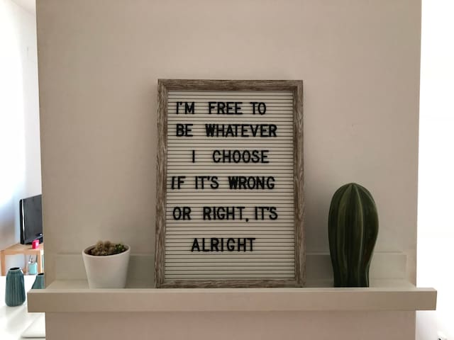 Room w' priv bathroom, breakfast in best location!