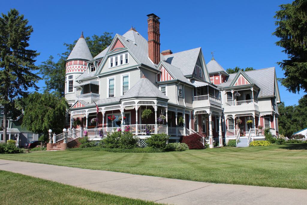 The Heather House Bed and breakfasts for Rent in Marine City, Michigan, United States