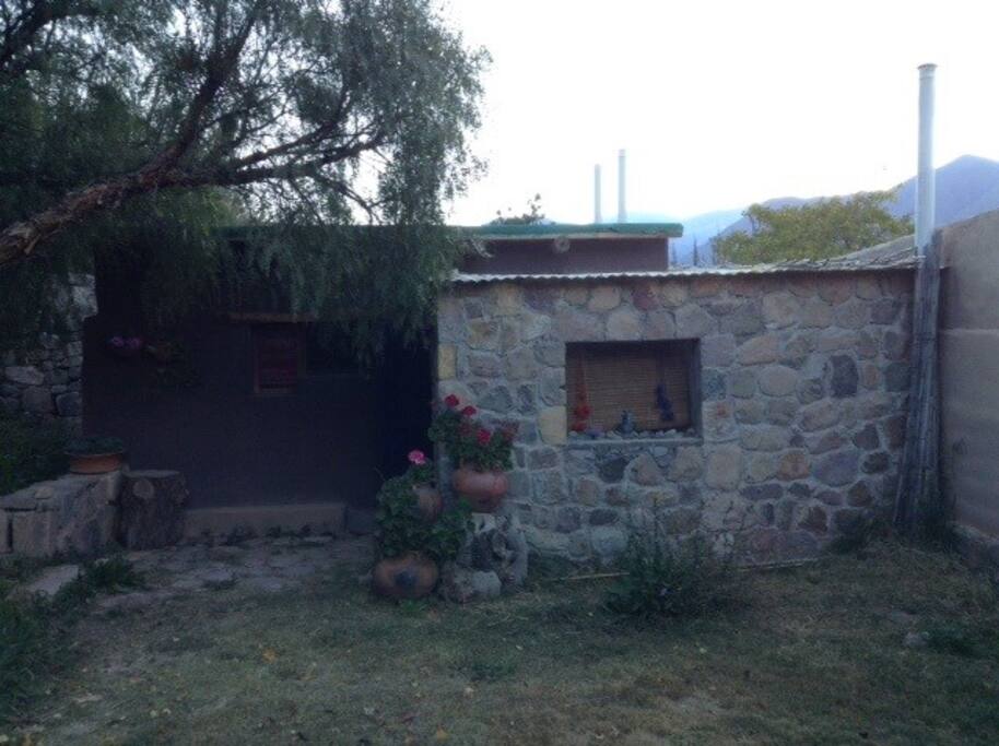 La Casita cuenta con un espacio de jardín de uso exclusivo de los huéspedes.