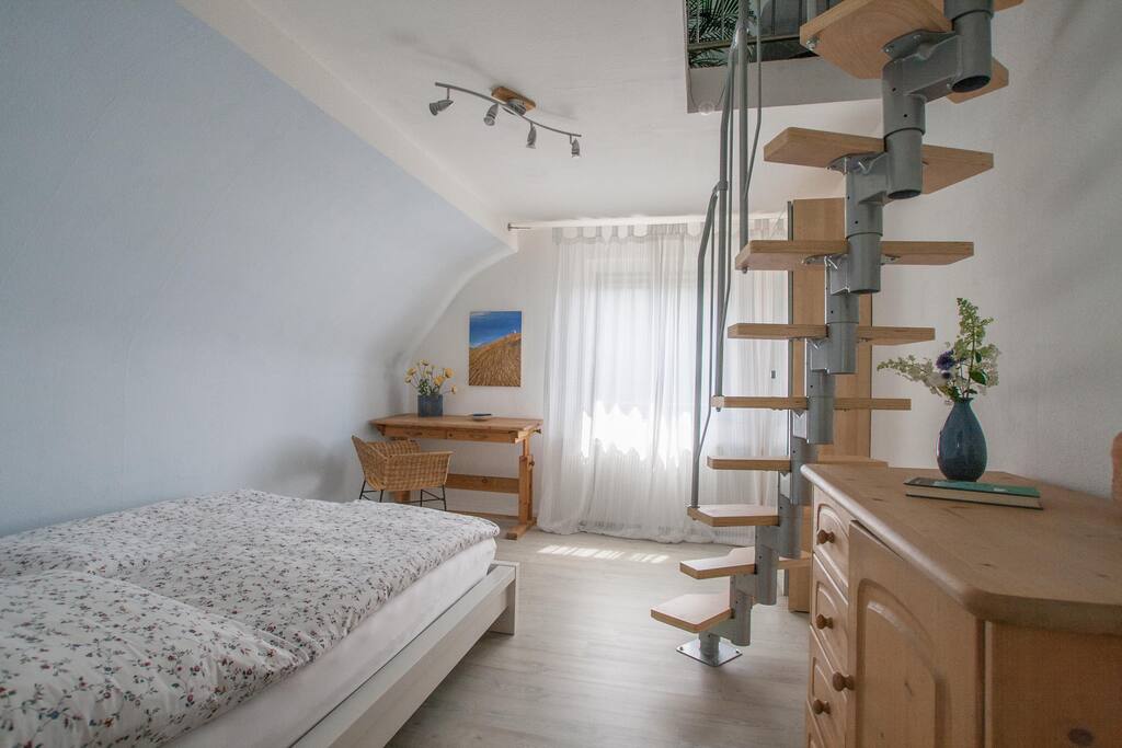 Schlafzimmer mit Doppelbett