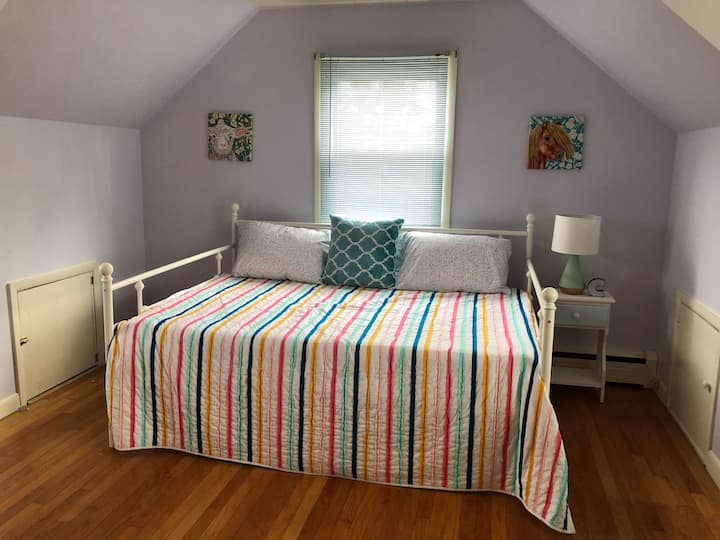 Dhoma e gjumit 4. Krevat dopio në katin e sipërm me trung të dyfishtë. 