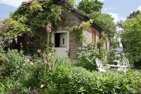 Cute & Cosy Bothy Cottage, near Sherborne & Yeovil