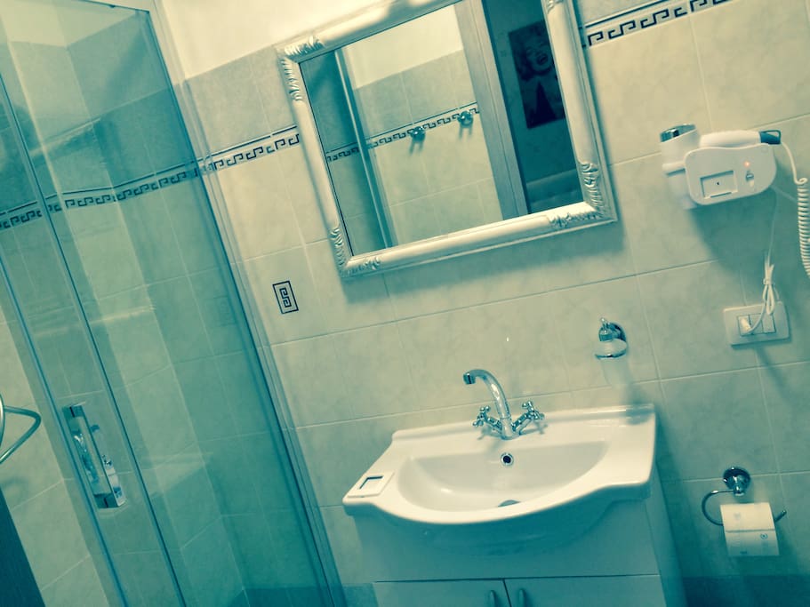 bagno in camera completo di asciugacapelli