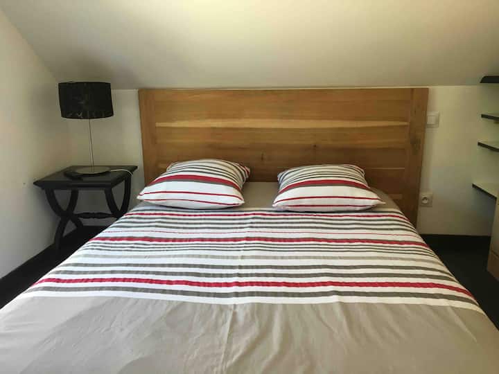 Habitación con almacenamiento y TV