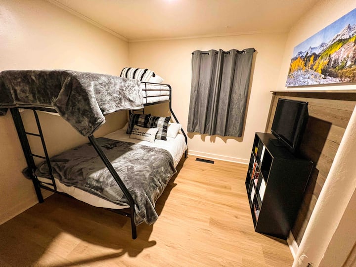 Dormitorio de invitados. Cucheta. Cama individual llena. 