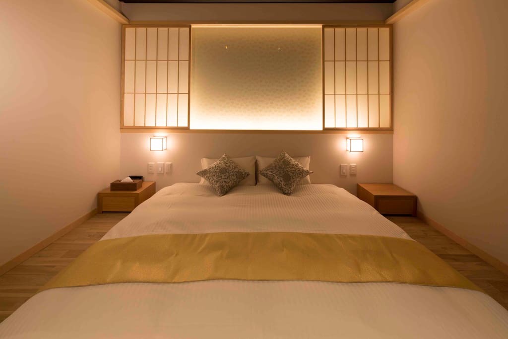 1 king bed on the 1st floor.