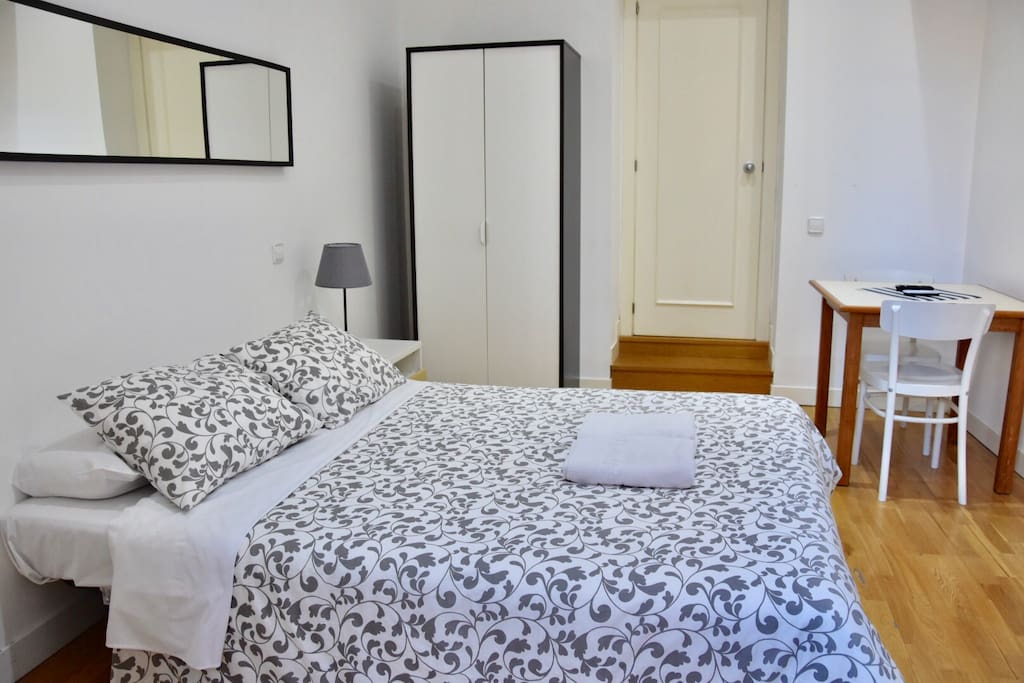 Cama 1,35 con puerta separada de la cocina