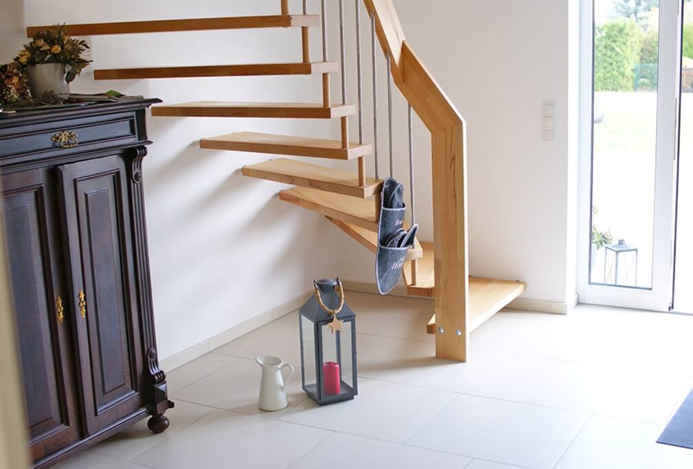Eingangsbereiche mit Treppe zum OG