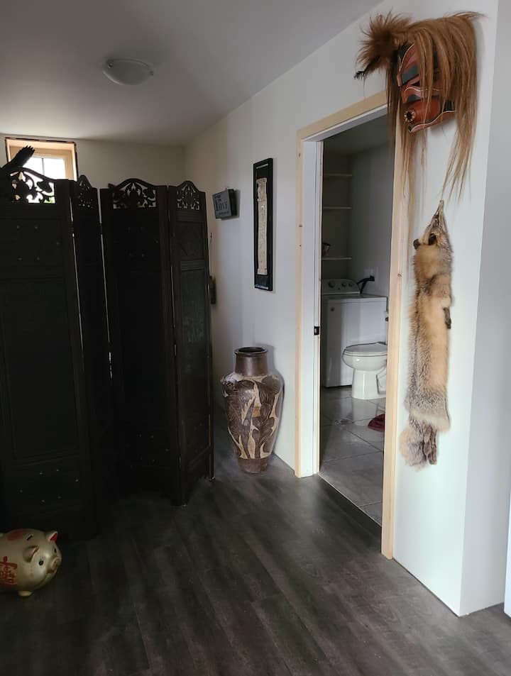 Chumba hicho kina chumba kidogo cha kulala nyuma yake