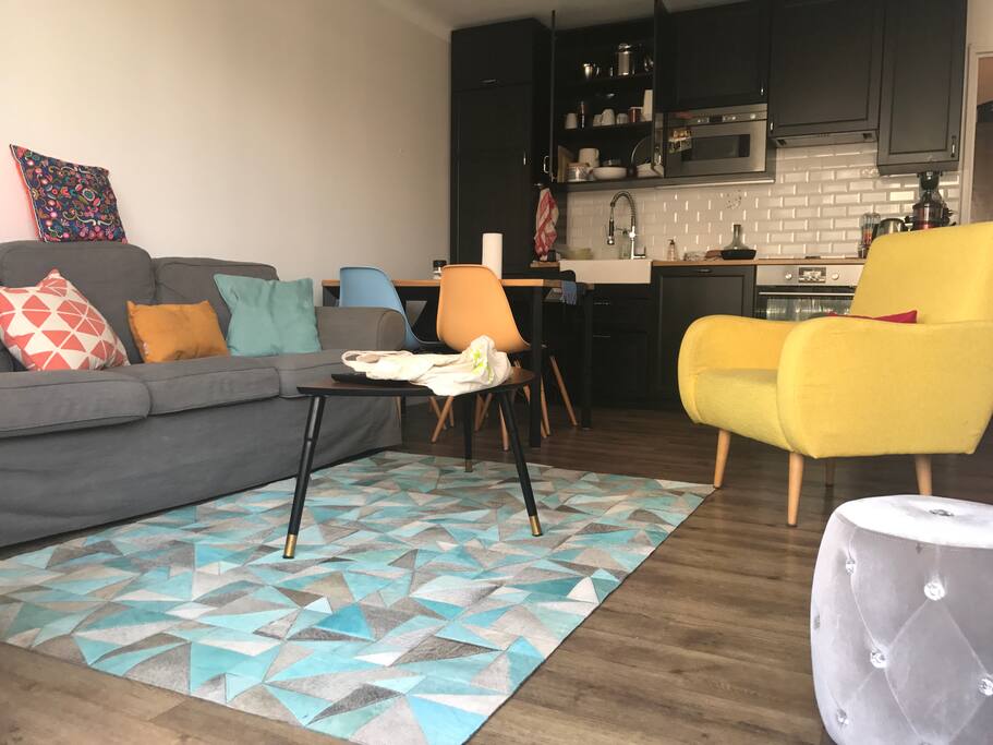 Salon cosy avec cuisine américaine