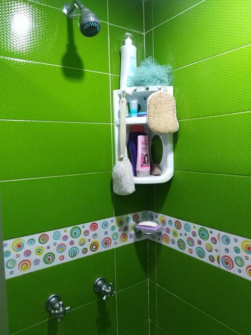 Ducha con agua caliente