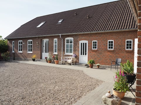 Cozy and history in the countryside.
12 km syd for Ribe.