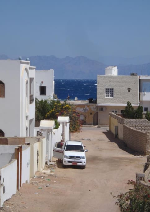 3 minute it takes to go the beach. Eel Garden the famuse diving & snokel area