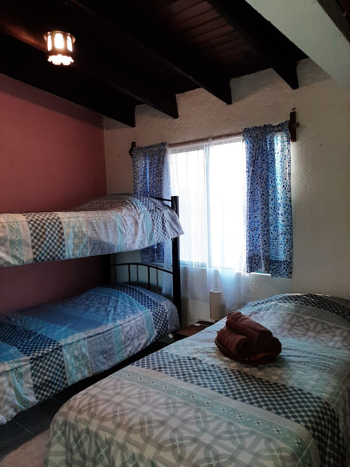 Chumba cha 3 cha kulala kina kitanda 1 cha mtu mmoja na kitanda 1 cha ghorofa moja