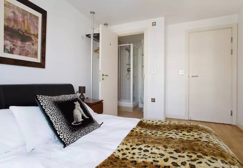 Master bedroom with a private en suite bathroom. The bed is very comfortable with a memory foam mattress and hotel quality sheets.