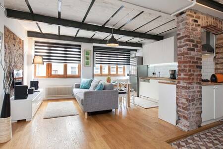 COSY STUDIO; PRIME LOCATION; SAFE AND QUITE STREET