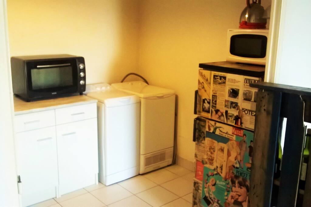 Cuisine équipée (frigo, four, micro-onde, lave-linge, plaque de cuisson)