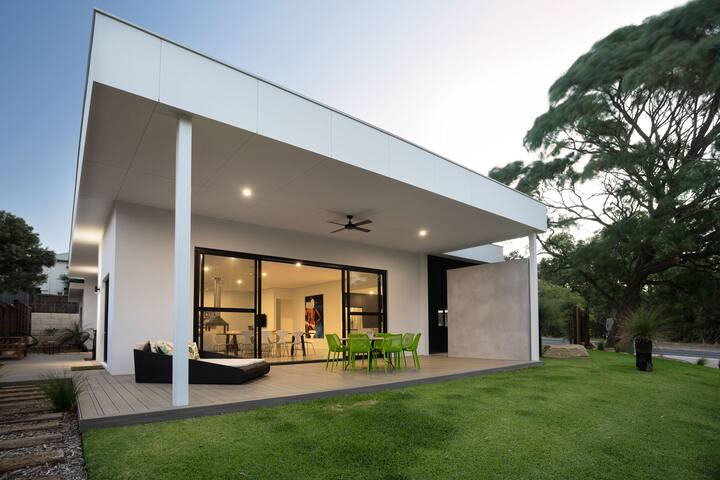 A 3 bedroom coastal abode located in Eagle Bay gallery image 2