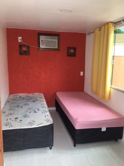 Quarto com camas de solteiro