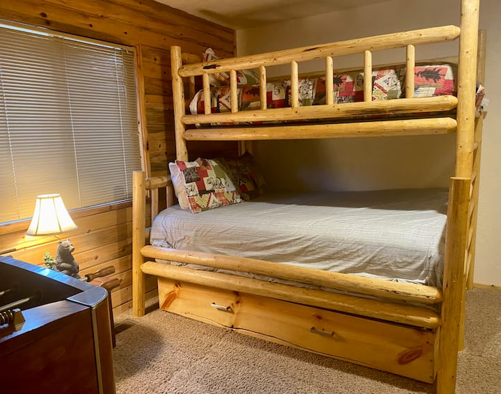 第3间卧室配备标准双人床、双人床、全脚床。
配备DVD播放器的桌上足球和电视。