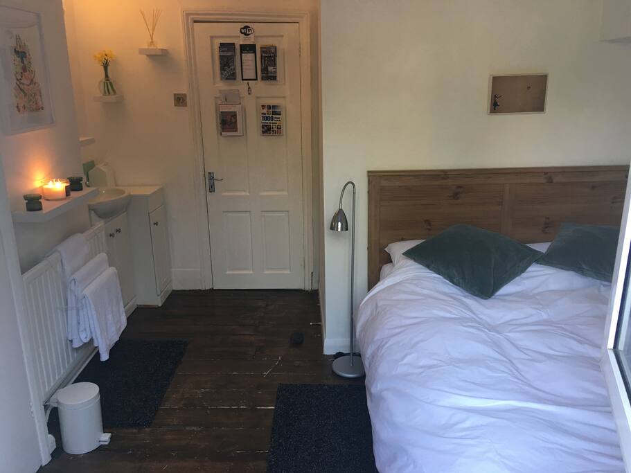 Large Bright Peaceful Double Room with own sink.