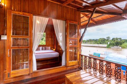 Cozy Teak Cabin with King bed on the River