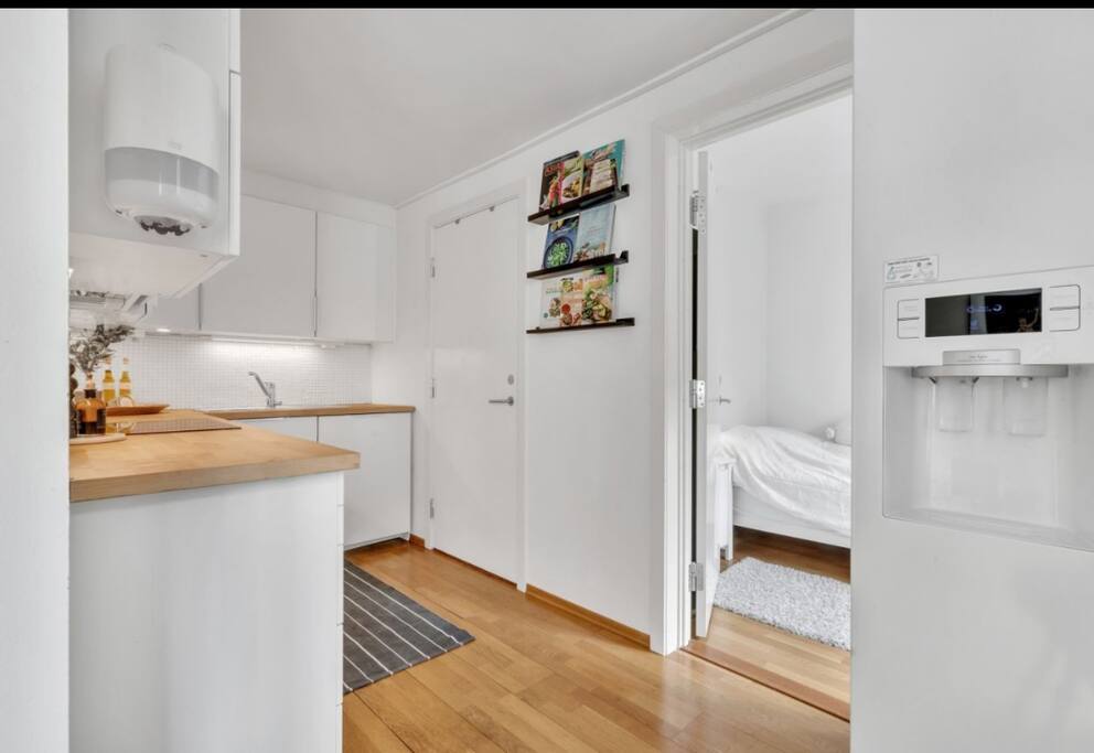 koselig kjøkken med alt som trengs til å lage et deilig måltid..